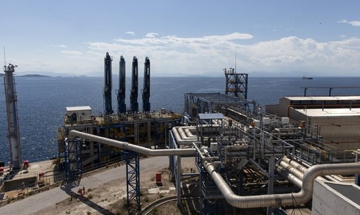 Nhà ga khí tự nhiên hóa lỏng (LNG) duy nhất của Hy Lạp trên đảo nhỏ Revithoussa gần Athens. Ảnh: Xinhua