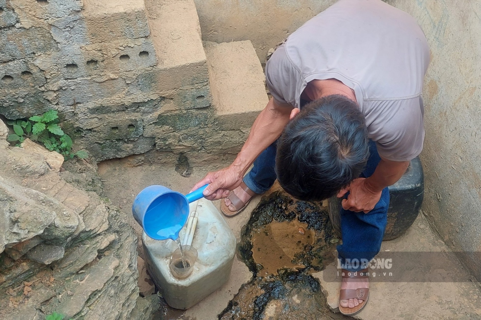 Nguồn nước khô hạn, dân trên núi phải mua từng xe nước. Ảnh: Minh Nguyễn.