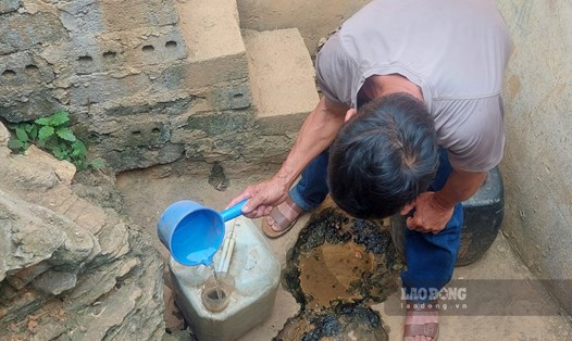 Nguồn nước khô hạn, dân trên núi phải mua từng xe nước. Ảnh: Minh Nguyễn.