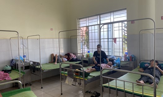 Những trẻ em bị ngộ độc với triệu chứng nhức đầu, buồn nôn sau khi chơi bóng bay nằm theo dõi sức khoẻ tại Trung tâm Y tế huyện Krông Ana. Ảnh: Bảo Trung
