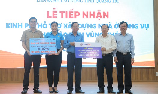 Lãnh đạo LĐLĐ tỉnh Quảng Trị tiếp nhận kinh phí ủng hộ xây dựng nhà ở công vụ cho giáo viên. Ảnh: Hưng Thơ