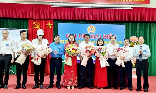 Lãnh đạo LĐLĐ tỉnh Thái Nguyên chúc mừng đại hội công đoàn cơ sở thành công. Ảnh: Công đoàn Thái Nguyên