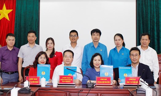 Lãnh đạo Liên đoàn Lao động tỉnh Bắc Ninh và các đơn vị, doanh nghiệp ký kết chương trình hợp tác. Ảnh: LĐLĐ tỉnh Bắc Ninh
