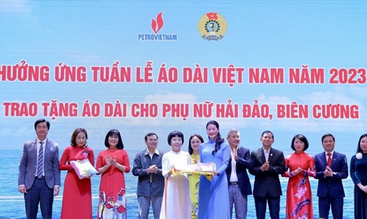 Đại diện Ban Nữ công Vietsovpetro trao tặng áo dài cho đại diện Liên đoàn Lao động tỉnh Quảng Ninh - một hoạt động mang nhiều ý nghĩa nhân văn (ảnh minh hoạ). Ảnh: Khánh An