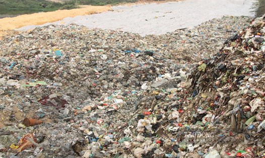 Hàng trăm hộ dân xã Tân Quang, TP Sông Công khốn khổ khi sống gần khu chôn lấp rác thải.