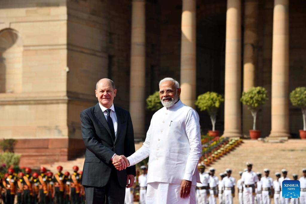 Thủ tướng Ấn Độ Narendra Modi (phải) đón Thủ tướng Đức Olaf Scholz thăm Ấn Độ ngày 25.2.2023. Hai bên đã ký hai thỏa thuận hợp tác về công nghệ hydro xanh và năng lượng sạch. Ảnh: Xinhua