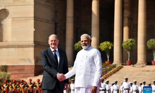 Thủ tướng Ấn Độ Narendra Modi (phải) đón Thủ tướng Đức Olaf Scholz thăm Ấn Độ ngày 25.2.2023. Hai bên đã ký hai thỏa thuận hợp tác về công nghệ hydro xanh và năng lượng sạch. Ảnh: Xinhua