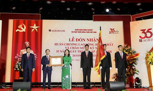 Phó Chủ tịch nước Võ Thị Ánh Xuân trao tặng tập thể Agribank Huân chương Lao động hạng Nhất. Ảnh: Agribank
