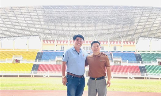 Chủ tịch đội Kon Tum - Trần Văn Quỳnh (phải) thuyết phục thành công ông Trần Minh Chiến về làm kiến trúc sư trưởng cho đội bóng. Ảnh: NVCC