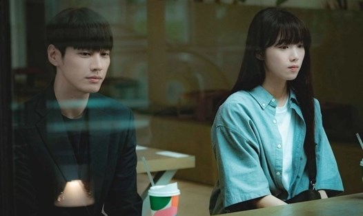 Lee Sung Kyung và Kim Young Kwang trong phim “Mối tình ngang trái”. Ảnh: Nhà sản xuất Disney+