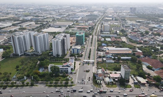 KCN VSIP 1 tại thành phố Thuận An. Công nghiệp phát triển đã lan tỏa sang các lĩnh vực đô thị dịch vụ. Ảnh: Đình Trọng