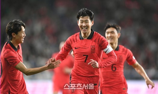 Son Heung-min ghi 2 bàn nhưng không thể giúp tuyển Hàn Quốc đánh bại Colombia. Ảnh: Sport Seoul