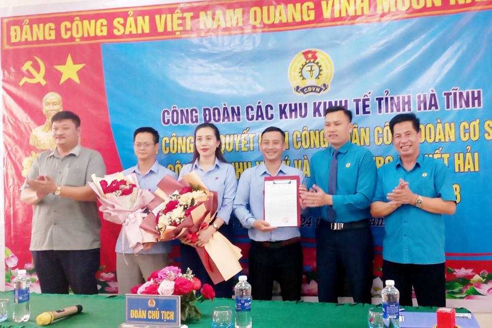 Trao quyết định thành lập Công đoàn cơ sở Công ty TNHH Xử lý và Tái chế tro xỉ Viết Hải. Ảnh: Công đoàn.