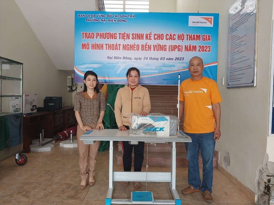 Trao phương tiện sinh kế cho người dân Đà Nẵng có hoàn cảnh khó khăn với tổng kinh phí hơn 166 triệu đồng. Ảnh: Nguyễn Linh