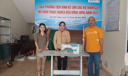 Trao phương tiện sinh kế cho người dân Đà Nẵng có hoàn cảnh khó khăn với tổng kinh phí hơn 166 triệu đồng. Ảnh: Nguyễn Linh