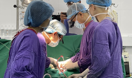 Các chuyên gia thực hiện một ca ghép tạng. Ảnh: Bệnh viện Việt Đức cung cấp