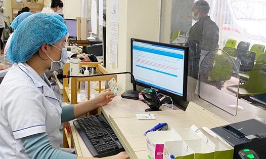 Người bệnh sử dụng Căn cước công dân gắn chíp để đi khám chữa bệnh BHYT. Ảnh: BHXH Việt Nam