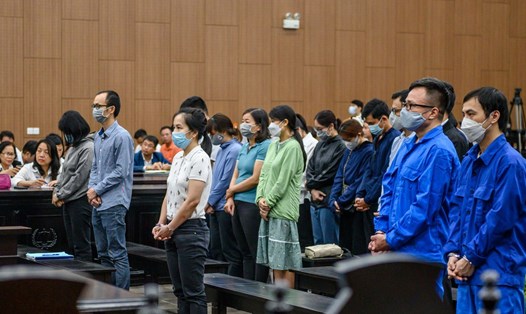 Các bị cáo trong vụ án Nguyễn Thị Hà Thành lừa đảo chiếm đoạt 433 tỉ đồng nghe toà tuyên án sáng 24.3. Ảnh: Việt Dũng