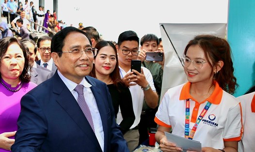 Thủ tướng Phạm Minh Chính đến thăm các gian hàng tại Ngày hội khởi nghiệp quốc gia của học sinh, sinh viên lần thứ V năm 2023. Ảnh: Phúc Đạt.