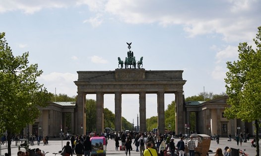 Du khách tham quan Pariser Platz ở phía đông của Brandenburg Gate ở Berlin, thủ đô của Đức. Ảnh: Xinhua