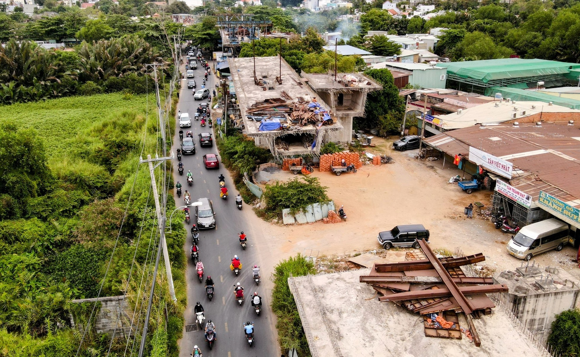 Cầu Nam Lý dang dở sau 7 năm kể từ ngày khởi công.  Ảnh: Minh Quân