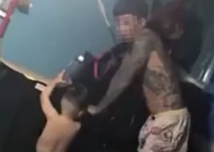 Người đàn ông và bé trai xuất hiện trong clip. Ảnh cắt từ clip.