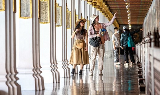 Du khách Trung Quốc tham quan Cung điện Hoàng gia ở Bangkok, Thái Lan, ngày 7.2.2023. Ảnh: Xinhua