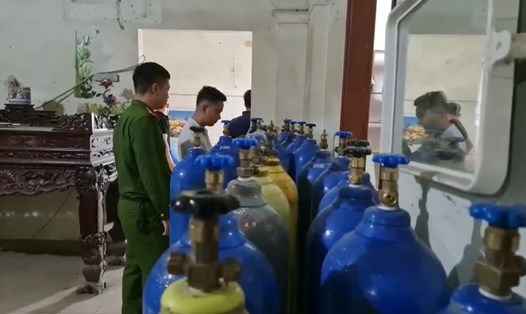 Lực lượng công an kiểm tra tại kho hàng tại tổ 19A, khu 3, phường Hà Khánh phát hiện thêm 61 bình kim loại (nghi có chứa khí N20). Ảnh: Công an Hạ Long