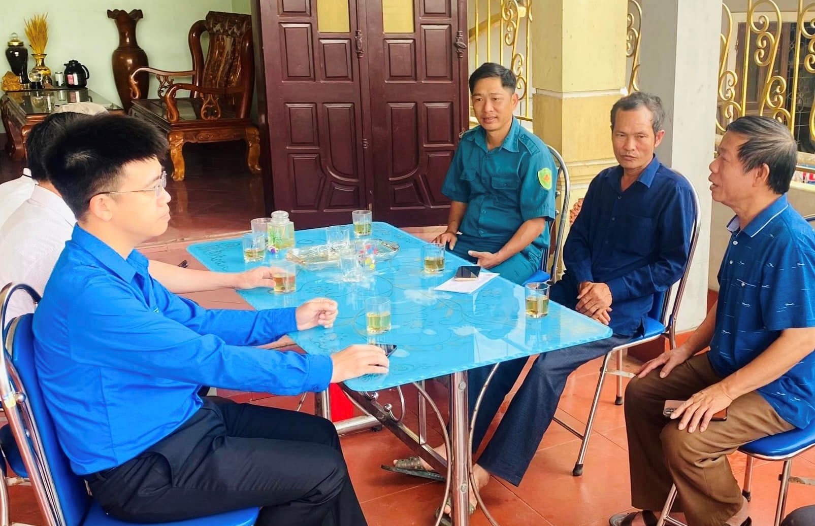 Các cơ quan, đoàn thể đến thăm hỏi, động viên ông Phan Thanh An (thứ 2, từ phải sang). Ảnh: Huyện đoàn Vĩnh Linh.