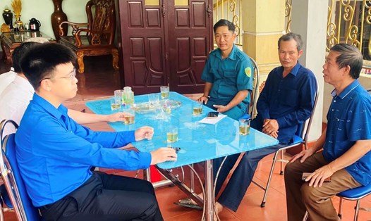 Các cơ quan, đoàn thể đến thăm hỏi, động viên ông Phan Thanh An (thứ 2, từ phải sang). Ảnh: Huyện đoàn Vĩnh Linh.