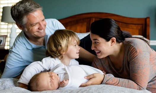 Cha mẹ nên tạo dựng môi trường gia đình hoà thuận và tràn ngập tình yêu thương. Ảnh: Pixabay