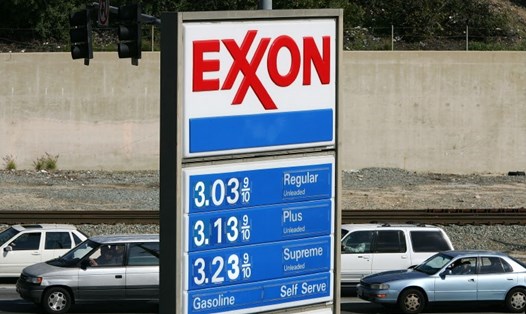 Một trạm xăng Exxon tại Burbank, California, Mỹ. Ảnh minh hoạ. Ảnh: AFP