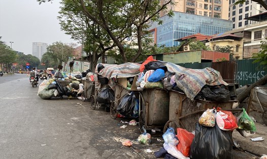 Theo ghi nhận của phóng viên ngày 24.3, trên nhiều tuyến phố rác thải tập kết tràn lan gây mất mỹ quan đô thị. Ảnh: Phương Trang