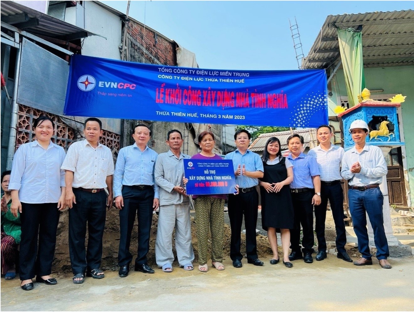 Lãnh đạo PC Thừa Thiên Huế, phường Kim Long cùng gia đình ông Đặng tại lễ khởi công nhà tình nghĩa. Ảnh: PC Thừa Thiên Huế.