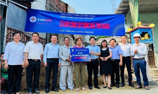 Lãnh đạo PC Thừa Thiên Huế, phường Kim Long cùng gia đình ông Đặng tại lễ khởi công nhà tình nghĩa. Ảnh: PC Thừa Thiên Huế.