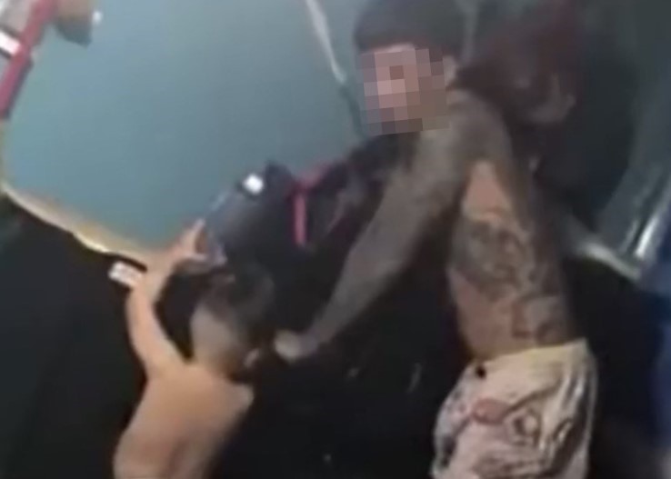 Người đàn ông và bé trai xuất hiện trong clip. Ảnh cắt từ clip.