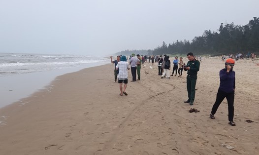 Lực lượng chức năng đang tiếp tục tìm kiếm học sinh mất tích khi tắm biển Thạch Hải. Ảnh: Trần Tuấn.