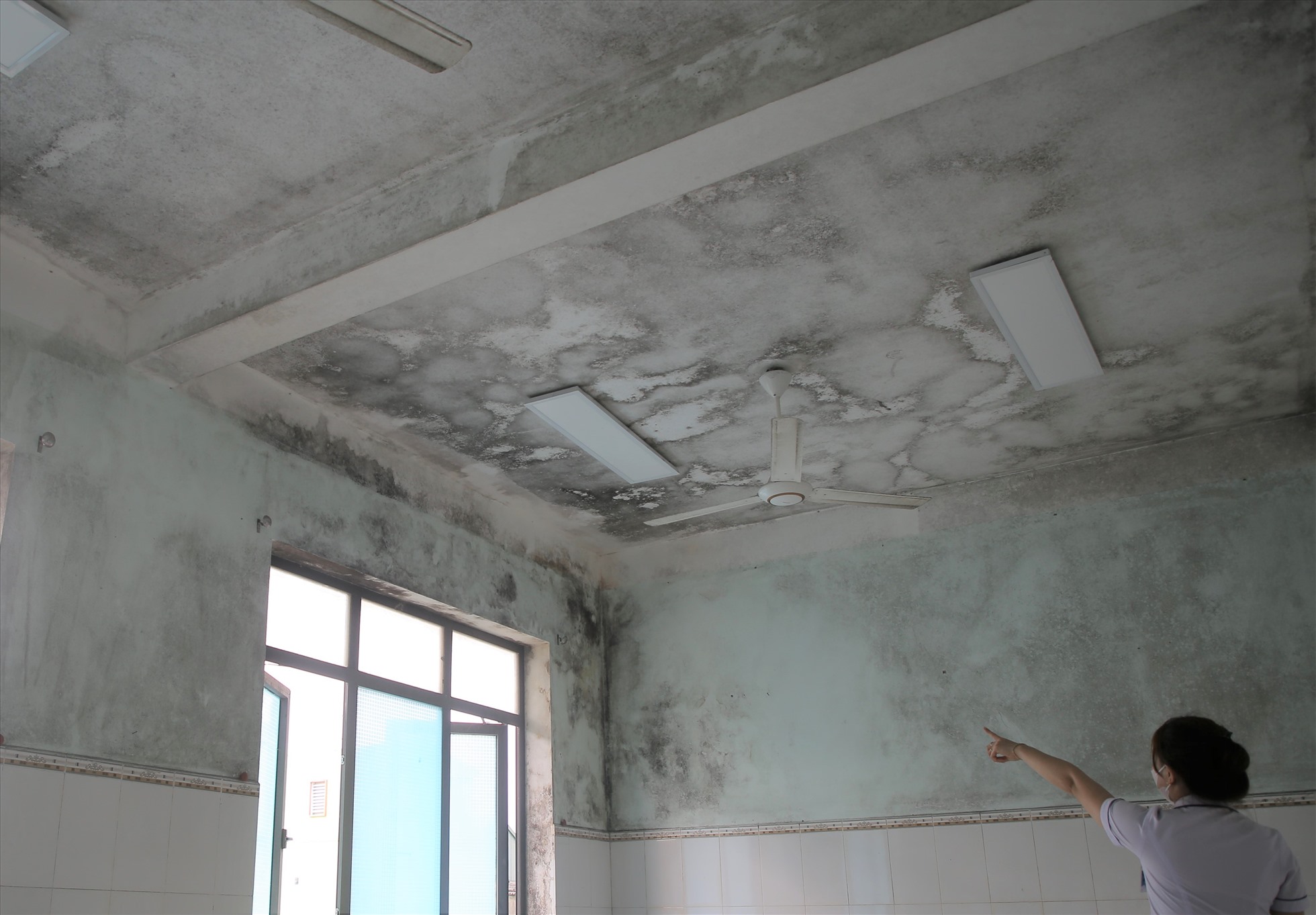 Phòng điều trị mới đưa vào sử dụng mấy năm đã bị mưa thấm, loang lổ nhìn rất mất vệ sinh. Ảnh: Hưng Thơ.