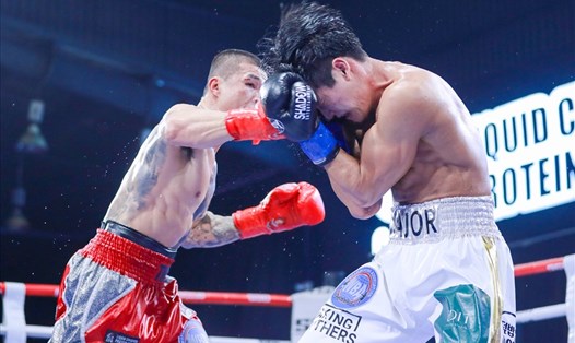 Trương Đình Hoàng (trái) tấn công áp đảo đối thủ Hàn Quốc, để bảo vệ thành công đai vô địch WBA Châu Á vào tối 25.3. Ảnh: Liêm Quang