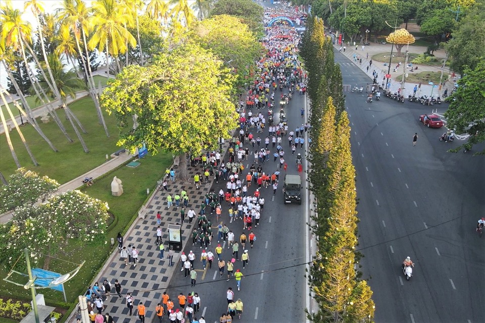 Hơn 10.000 người cùng tham gia đi bộ leo núi tại Vũng Tàu vào sáng ngày 26.3. Ảnh: Thành An