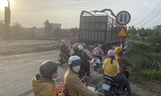 Phương tiện, người dân lưu thông bị kẹt trên Quốc lộ 19 đoạn qua thị xã An Khê. Ảnh: Thanh Tuấn