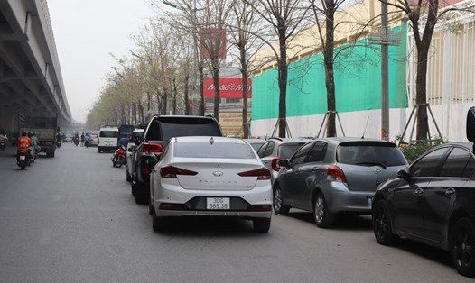 Trong tuần qua, tại Hà Nội vẫn diễn ra tình trạng các phương tiện xếp hàng dài chờ đăng kiểm. Ảnh Hữu Chánh