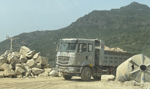 Xe cơi nới thùng, quá tải hoạt động tại dự án cao tốc Cam Lâm - Vĩnh Hảo. Ảnh: Hữu Long