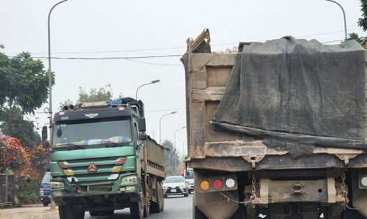 Một xe tải "hổ vồ" có dấu hiệu cơi nới thành thùng chở vật liệu xây dựng lưu thông trên địa bàn Thị xã Sơn Tây, Hà Nội. Ảnh: Văn Huế