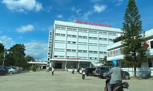 Bệnh viện Đa khoa tỉnh Kon Tum đang điều trị cho 3 bệnh nhân bị thương tích do nổ đầu đạn. Ảnh: Thanh Tuấn