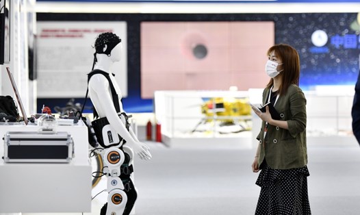 Tương tác với robot ở Thiên Tân, Trung Quốc, ngày 24.6.2022. Ảnh: Xinhua