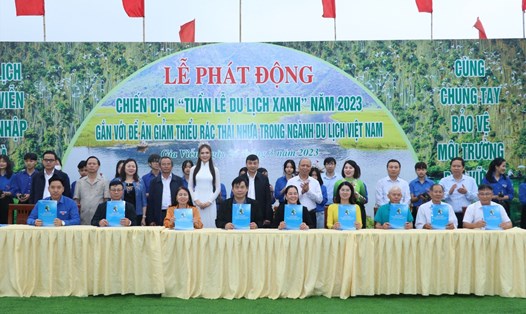 Các đơn vị tham gia chiến dịch "Tuần lễ du lịch xanh" ký cam kết về bảo vệ môi trường tại Khu du lịch đầm Văn Long (huyện Gia Viễn, Ninh Bình). Ảnh: Diệu Anh