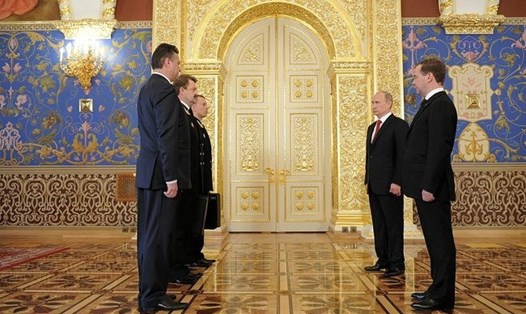 Lễ chuyển giao vali hạt nhân trong lễ nhậm chức lần thứ 3 của Tổng thống Vladimir Putin vào ngày 7.5.2012. Ảnh: Kremlin