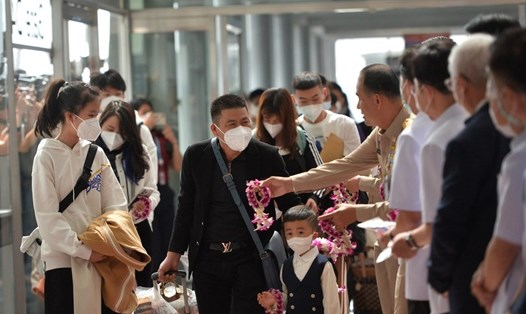 Du khách Trung Quốc được các quan chức Thái Lan chào đón tại sân bay Suvarnabhumi ở Bangkok, Thái Lan ngày 9.1.2023. Ảnh: Xinhua