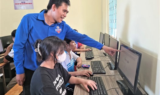 Ông Huỳnh Tấn Khương - Bí thư Đoàn Thanh niên Cộng sản Hồ Chí Minh EVNHCMC - hướng dẫn các em học sinh sử dụng internet. Ảnh: Nam Dương